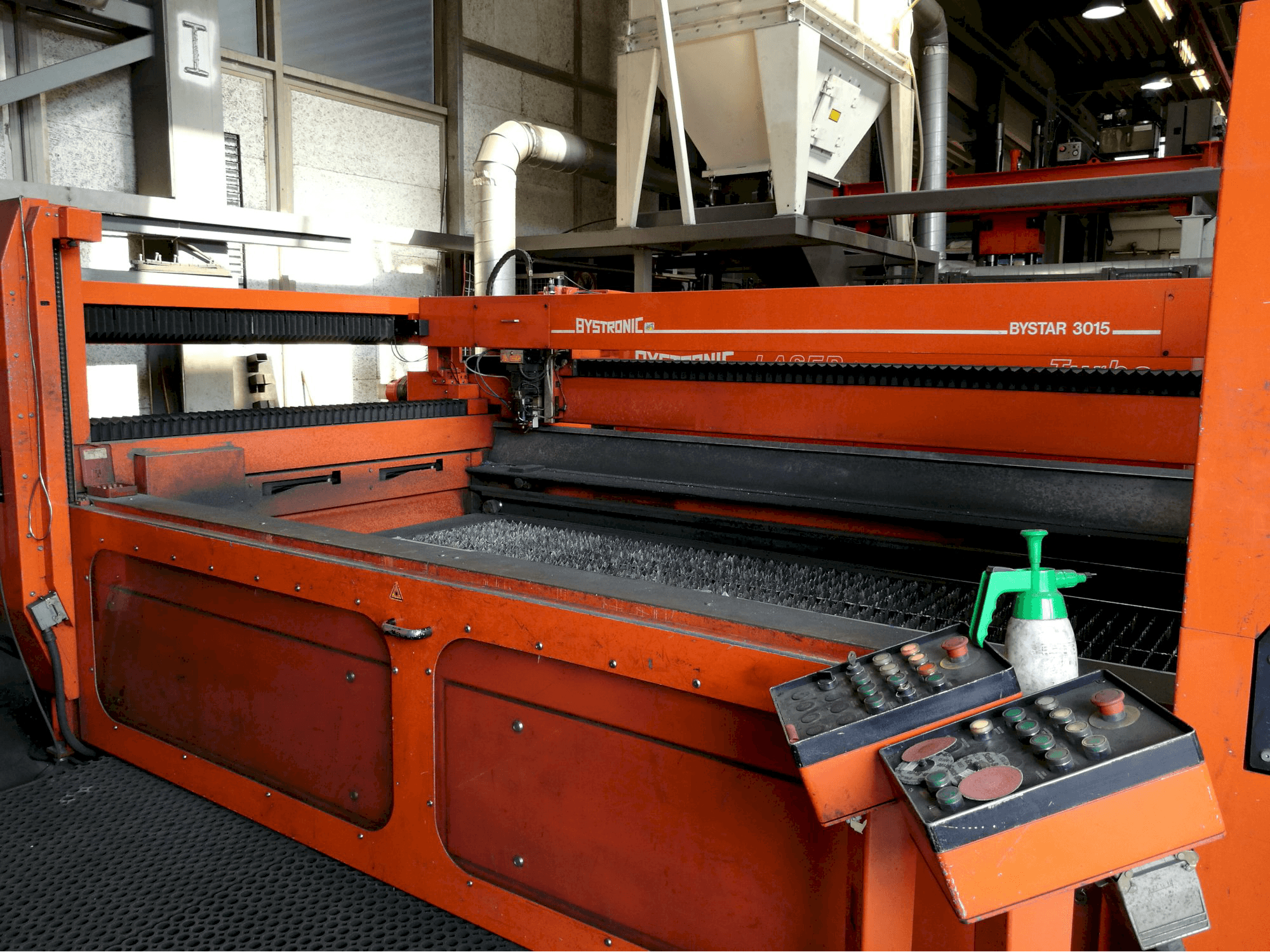 Makine Bystronic - Sağdan görünüm Bystar 3015