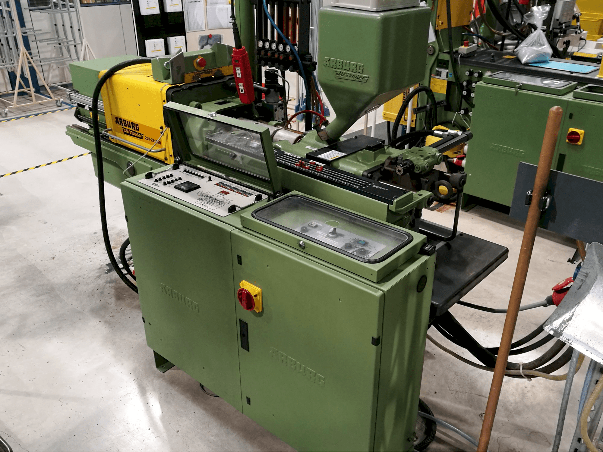 Makine Arburg - Sağdan görünüm Allrounder 221-75-350