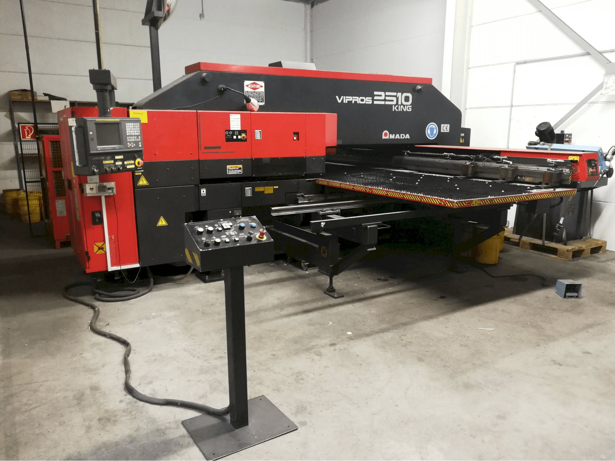 Makine AMADA - Önden görünüm Vipros 2510 King