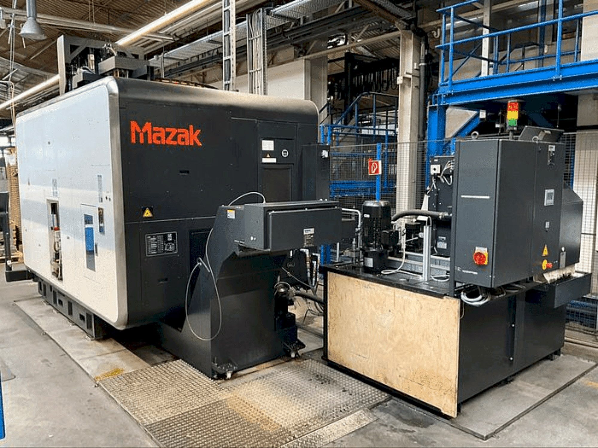 Makine Mazak VARIAXIS i-700 - Önden görünüm