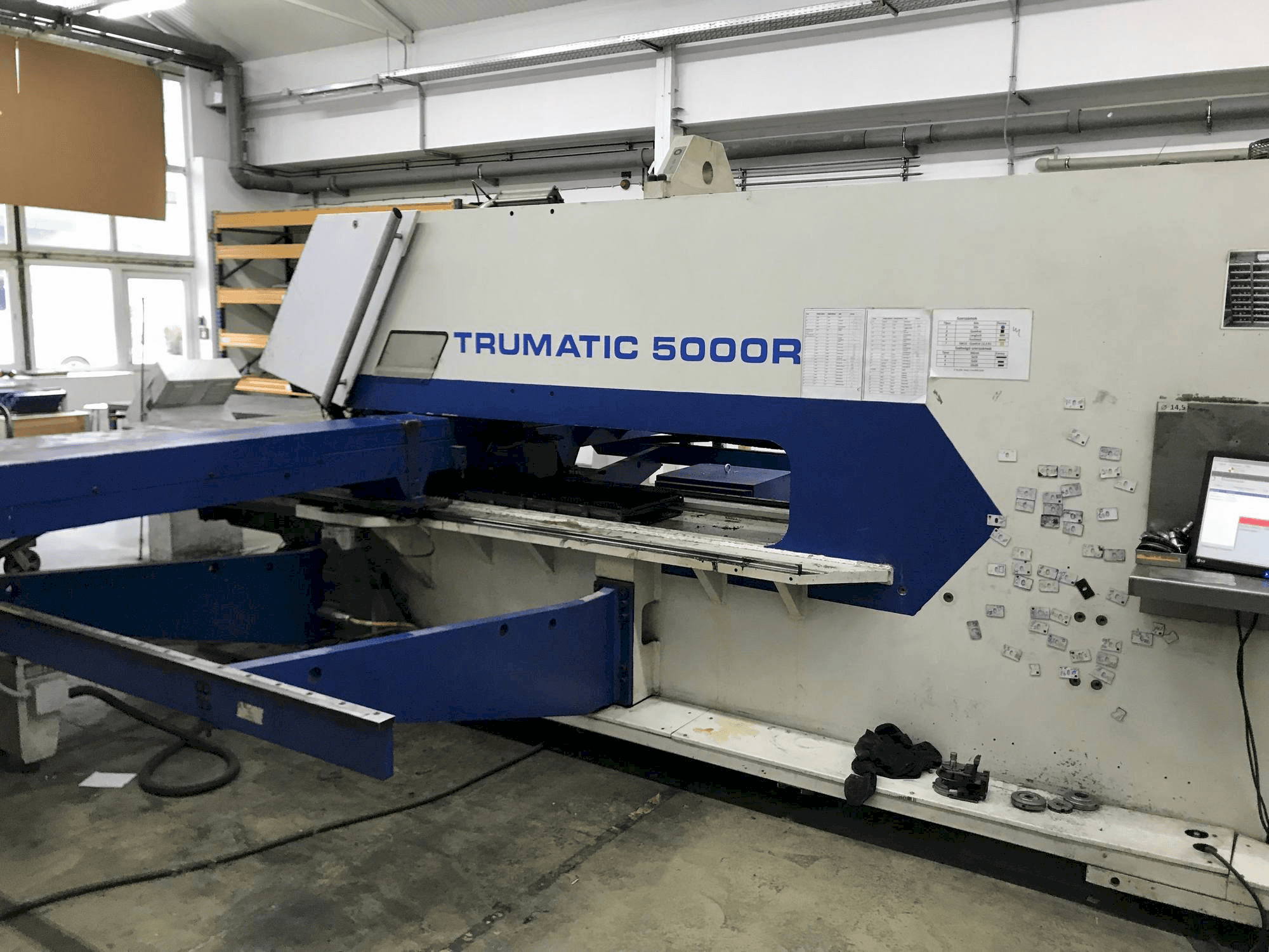Makine TRUMPF Trumatic 5000 R - Önden görünüm
